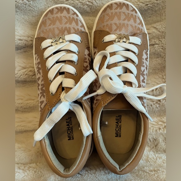 NWOT Michael Kors Girls Size 3 Tan/Gold Logo Sneaker - Picture 2 of 5